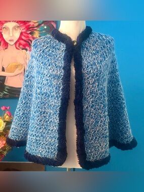 Vintage Handmade Puff Star Stitch Capelet | Blue & White With Navy Fuzz Trim